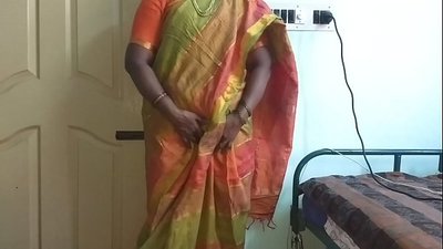 I-Indian desi maid ukuze ibonise amabele akhe emvelo kumnikazi wekhaya