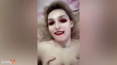 U-Ivan Helsing ugila i-vampire e-sexy futhi eze embongolweni yakhe